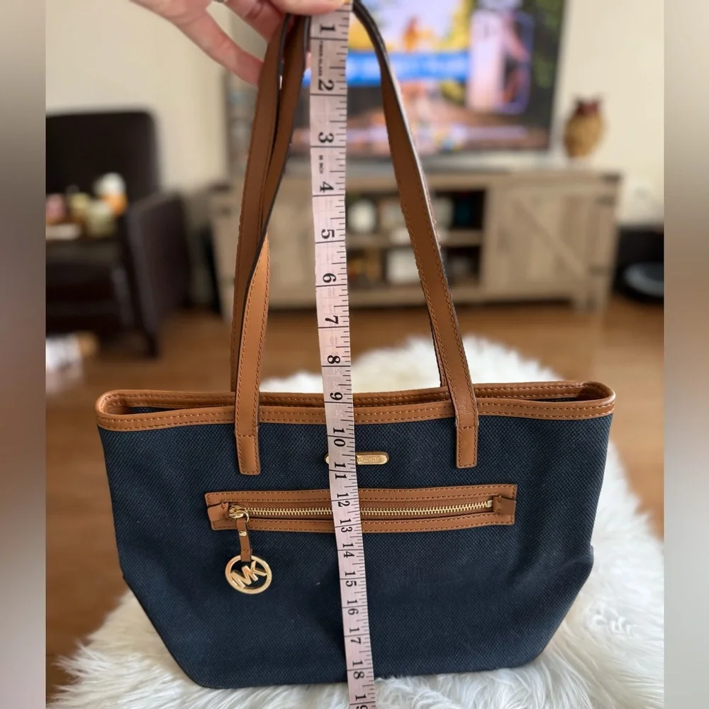 🔥Michael Kors | Navy Blue & Brown Shoulder Bag with Zip Closure and Storage